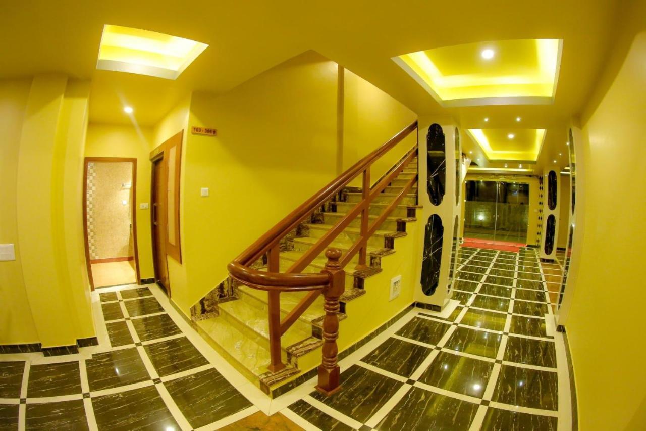 Om Gaura Hotel بوكْرا المظهر الخارجي الصورة