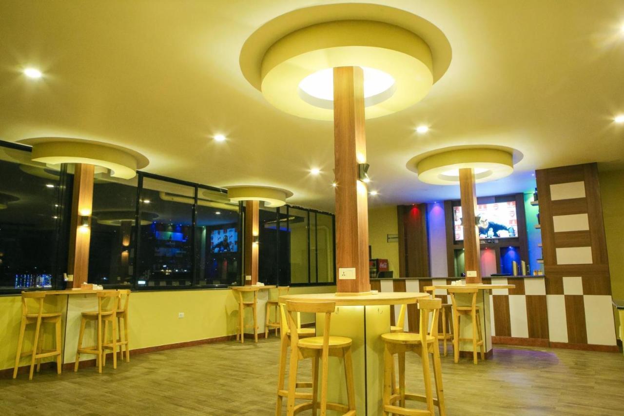 Om Gaura Hotel بوكْرا المظهر الخارجي الصورة