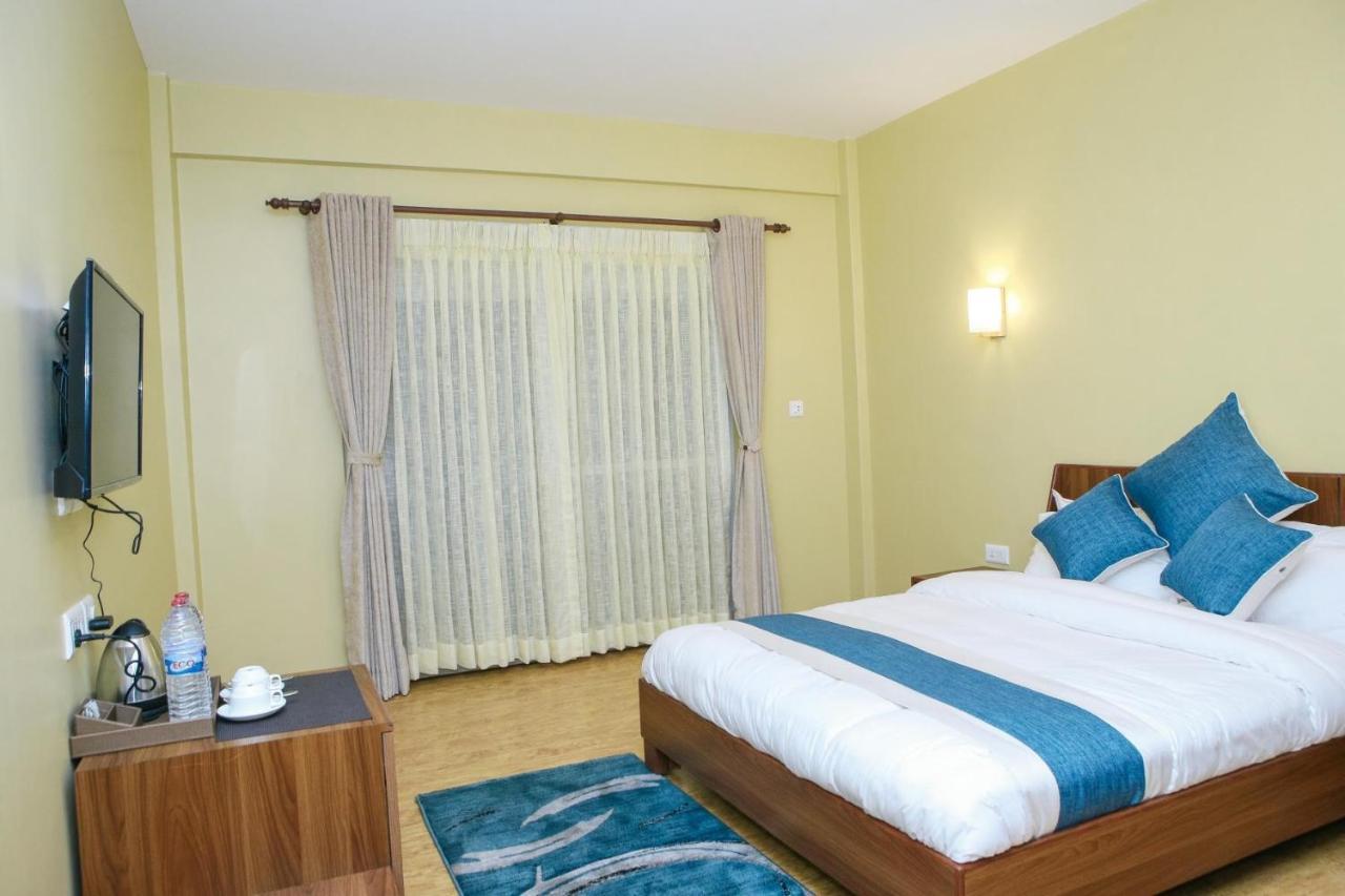 Om Gaura Hotel بوكْرا المظهر الخارجي الصورة