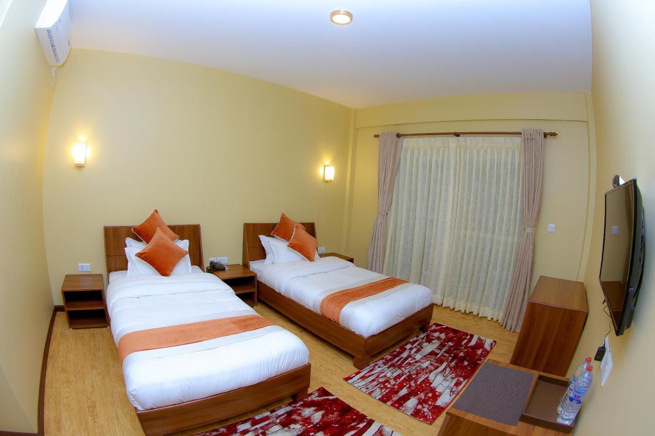Om Gaura Hotel بوكْرا المظهر الخارجي الصورة