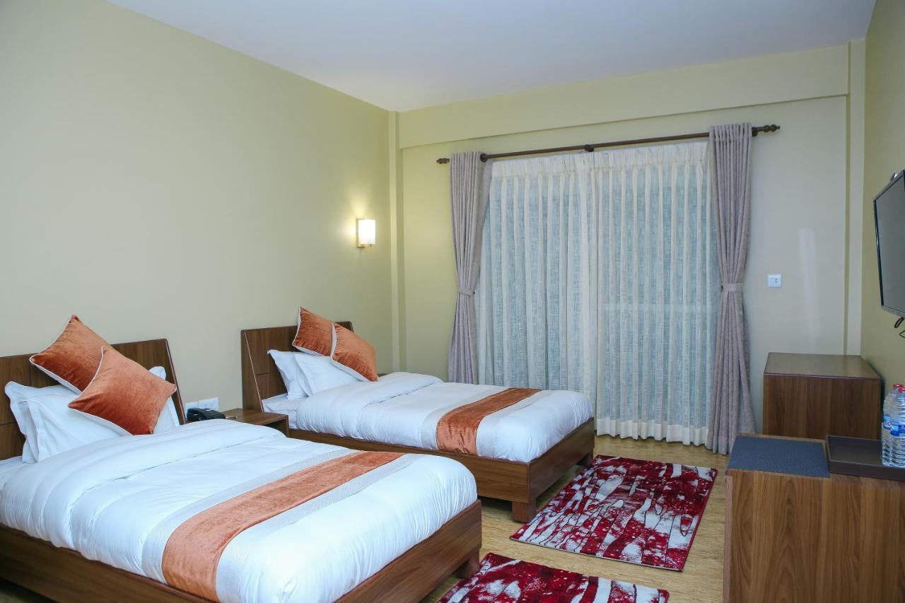 Om Gaura Hotel بوكْرا المظهر الخارجي الصورة