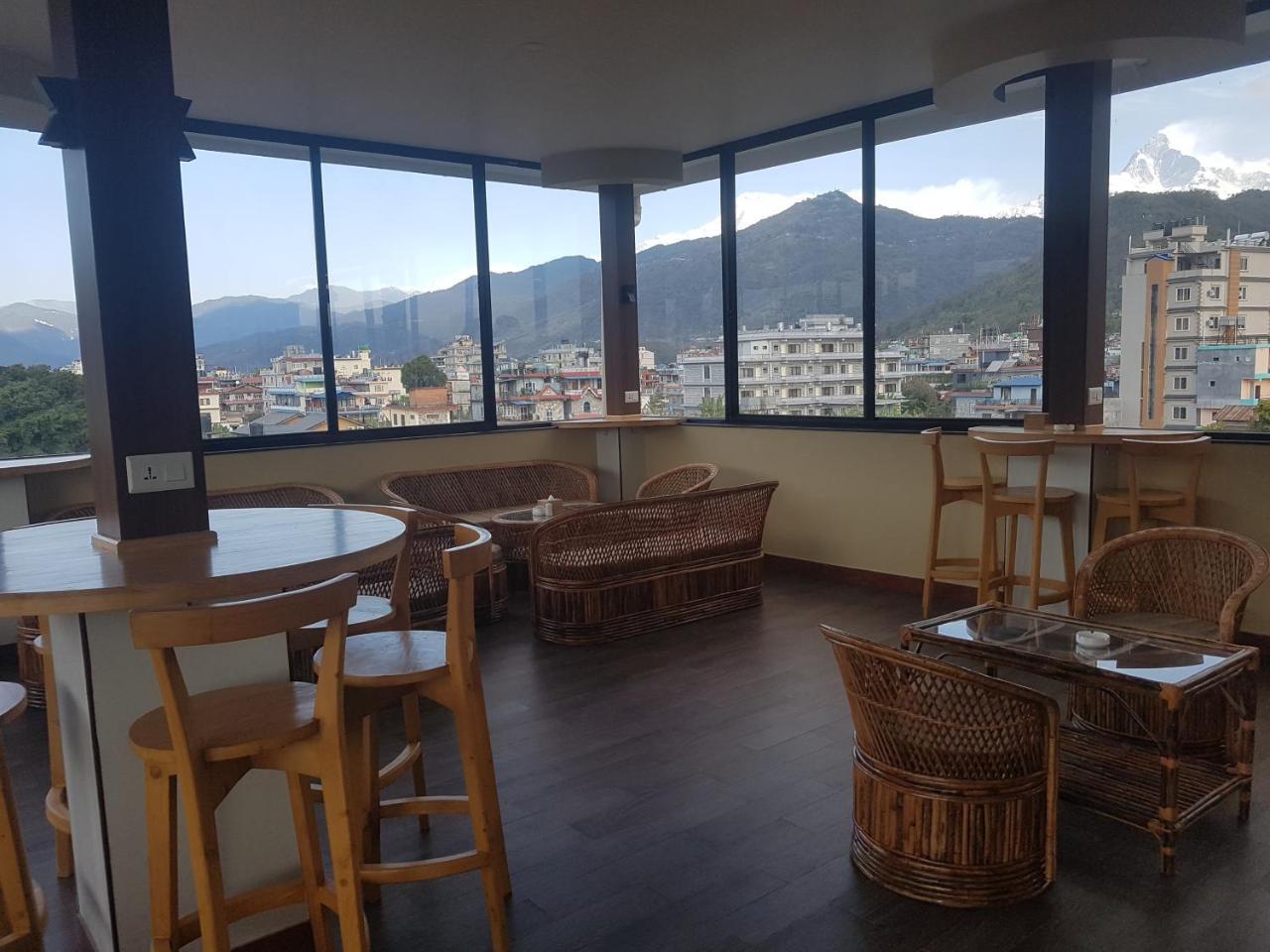 Om Gaura Hotel بوكْرا المظهر الخارجي الصورة