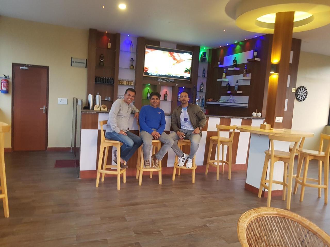 Om Gaura Hotel بوكْرا المظهر الخارجي الصورة