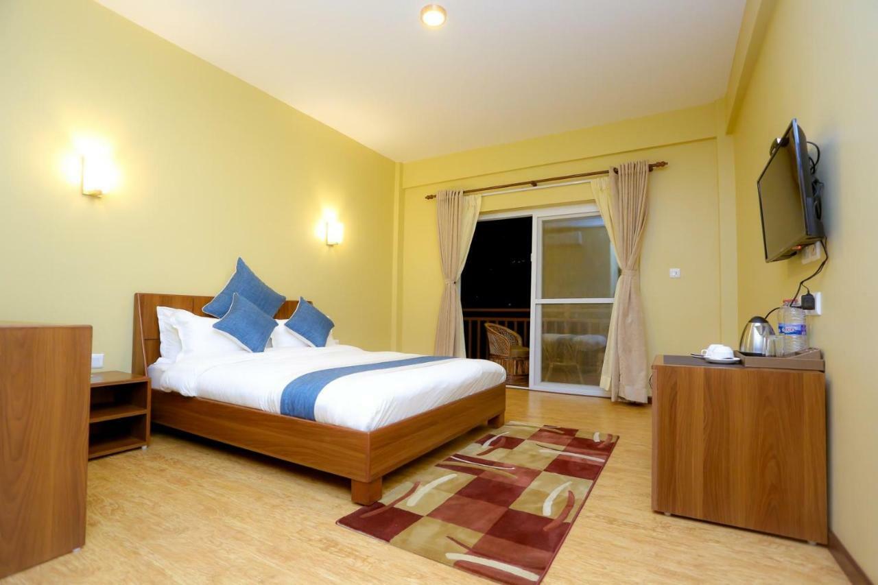 Om Gaura Hotel بوكْرا المظهر الخارجي الصورة